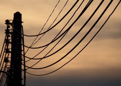 سلطة الطاقة تعلن انتهاء مشكلة النقص الكهربائي في أربع قرى غرب الخليل