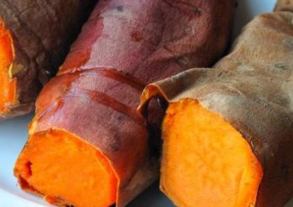 البطاطا الحلوة بمذاقها وشكلها ولونها البرتقالي الغني بالفيتامينات ومايميز طعما أنها تؤكل بعدة طرق أشهرها أن تكون مشوية