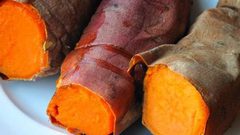 البطاطا الحلوة بمذاقها وشكلها ولونها البرتقالي الغني بالفيتامينات ومايميز طعما أنها تؤكل بعدة طرق أشهرها أن تكون مشوية