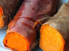 البطاطا الحلوة بمذاقها وشكلها ولونها البرتقالي الغني بالفيتامينات ومايميز طعما أنها تؤكل بعدة طرق أشهرها أن تكون مشوية