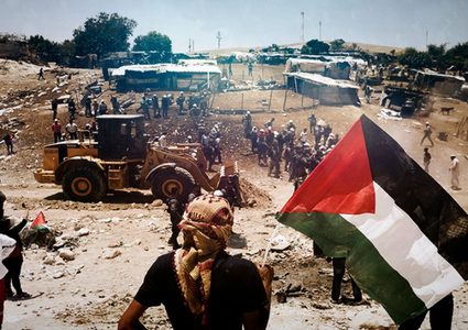 الاحتلال يعتزم نقل الخان الأحمر إلى مكان مجاور