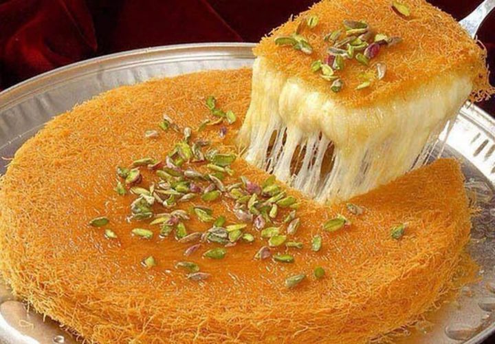 الكنافة تؤكل شتاء وصيفا وفي كل وقت خاصة عندما تكون نابلسية أصلية، فمذاقها وحرارتها المرتفعة وحشوتها بالجبن تأخذك لعالم آخر