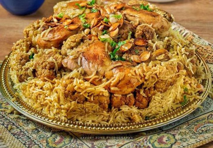 المقلوبة الأشهر والأحب على قلوب الفلسطينيين بالزهرة والباذنجان والبطاطا وهناك من يزينها ببعض الإضافات كالجزر والبندورة وبعض المكسرات ـ تؤكل مع اللبن أو السلطة، وهذا وقتها