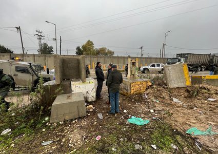 مستوطنون يعتدون على عائلة ويستهدفون مركبات المواطنين في سبسطية