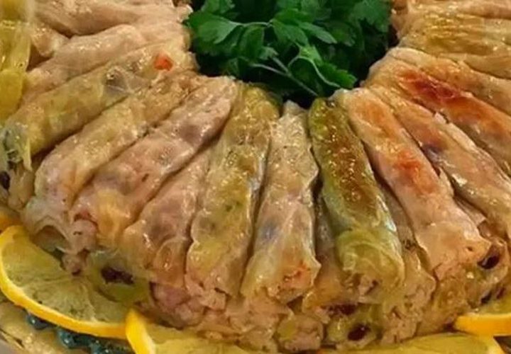الملفوف المحشي بالأرز واللحمة المفرومة وبعض التوابل لها جوا خاصا في الشتاء فمذاقها يزداد لذة خاصة عندما تكون ساخنة