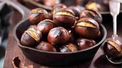 الكستناء المشوية تشعرك بالدفئ وتمدك بالطاقة إضافة لفوائدها العديدة وطعمها اللذيذ