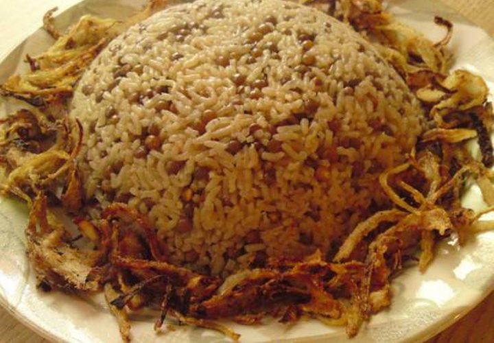 المجدرة التي تحتوي على العدس الغني بالبروتين والطاقة تحضّر بالأرز أو البرغل حسب الرغبة، ومع البصل المقلي تعطيك نكهة رائعة