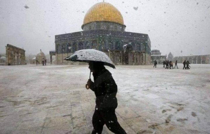 إغلاق شوارع رئيسية في القدس وتقليص دوام المدارس استعدادًا للعاصفة