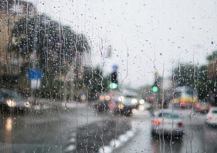 الطقس : أجواء غائمة ماطرة وشديد البرودة