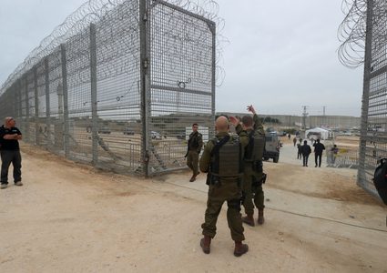 "بينيت" يهدد بإقامة جدار حديدي ضد النقب