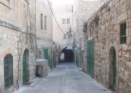 الاحتلال يغلق المحال التجارية في البلدة القديمة من الخليل