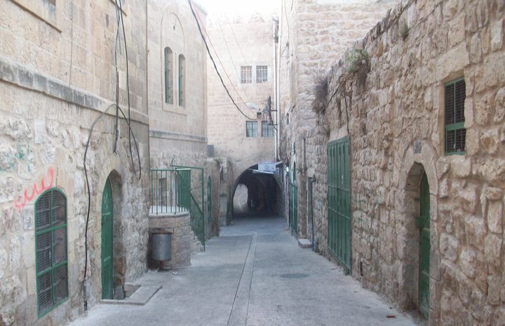 الاحتلال يغلق المحال التجارية في البلدة القديمة من الخليل