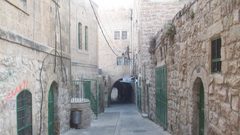 الاحتلال يغلق المحال التجارية في البلدة القديمة من الخليل