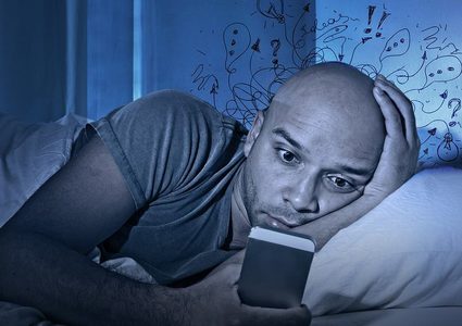 احذر تصفح وسائل التواصل قبل النوم لهذه الأسباب