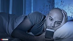 احذر تصفح وسائل التواصل قبل النوم لهذه الأسباب