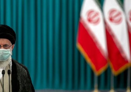 خامنئي ينتقد بعض القرارات الاقتصادية الإيرانية ويصفها بـ"الخاطئة"