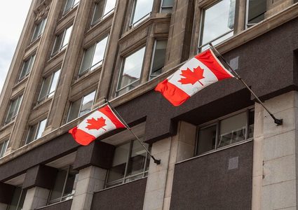 كندا تستدعي عددا من موظفي سفارتها في أوكرانيا