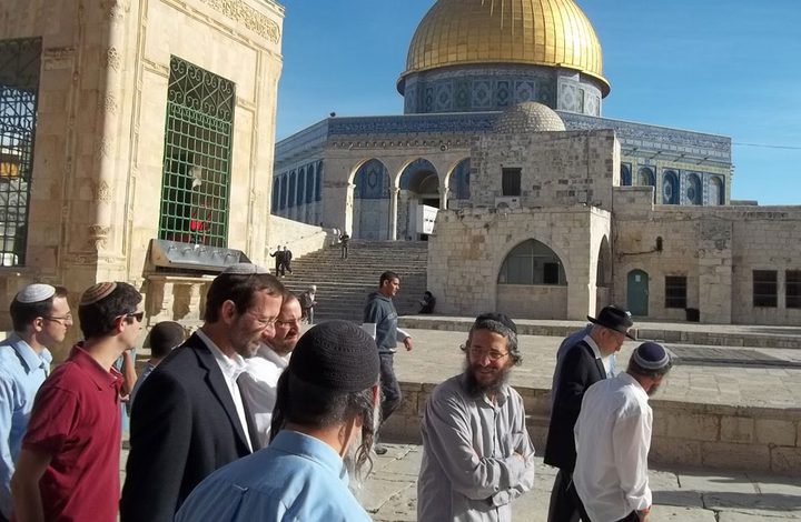 عشرات المستوطنين يقتحمون الأقصى