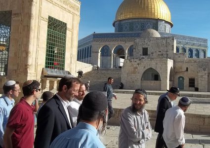 عشرات المستوطنين يقتحمون الأقصى