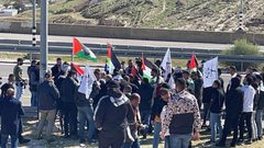 الاحتلال يقمع وقفة تضامنية مع أهالي النقب في الخان الأحمر