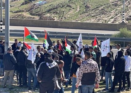 الاحتلال يقمع وقفة تضامنية مع أهالي النقب في الخان الأحمر