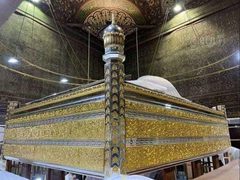ضريح الامام "الحسين" ويقع داخل مسجد سيدنا الحسين بن علي في القاهرة الإسلامية