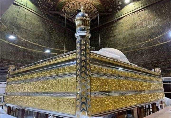 ضريح الامام "الحسين" ويقع داخل مسجد سيدنا الحسين بن علي في القاهرة الإسلامية