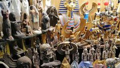 حي "الحسين" هو أحد أحياء القاهرة القديمة ويوجد به العديد من المعالم الأثرية الإسلامية القديمة والفاطمية بصورة كبيرة ومنها مسجد الحسين