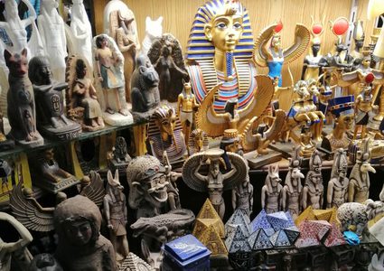 حي "الحسين" هو أحد أحياء القاهرة القديمة ويوجد به العديد من المعالم الأثرية الإسلامية القديمة والفاطمية بصورة كبيرة ومنها مسجد الحسين