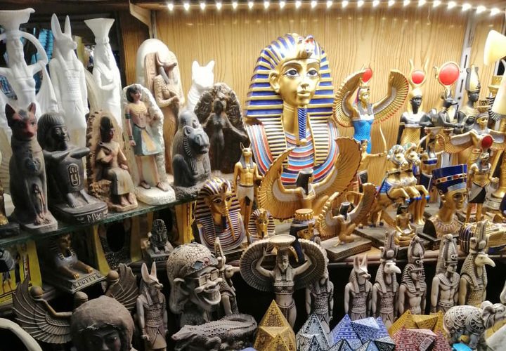 جولة داخل أسواق حي الحسين في القاهرة الإسلامية