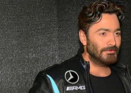 تامر حسني يثير الجدل بلوك جديد