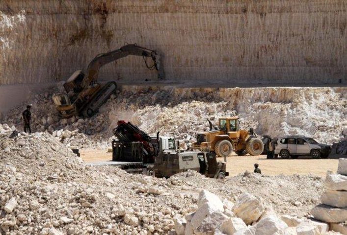 الاحتلال يصادر معدات محاجر من بلدة بيت فجار