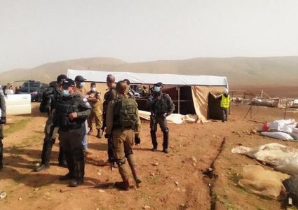 قوات الاحتلال تشرع بتركيب "غرف سكنية" شرق خربة حمصة بالأغوار الشمالية