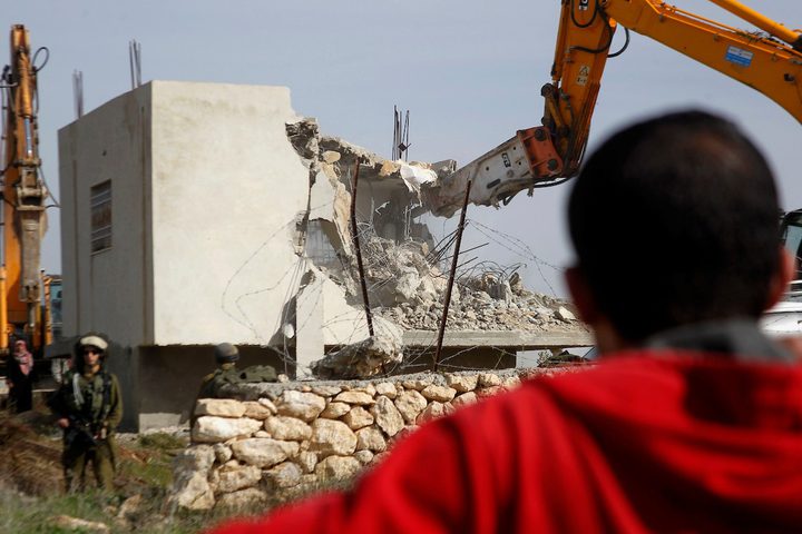 بلدية الاحتلال تُجبر مواطنًا على هدم منزله في سلوان