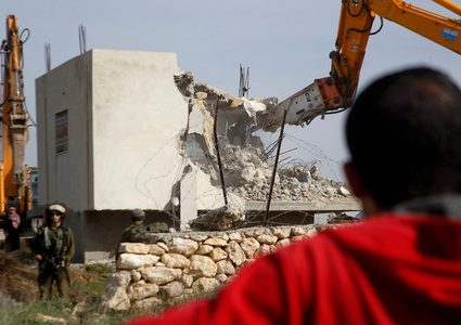 بلدية الاحتلال تُجبر مواطنًا على هدم منزله في سلوان