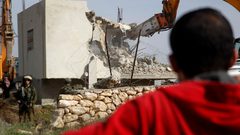 بلدية الاحتلال تُجبر مواطنًا على هدم منزله في سلوان