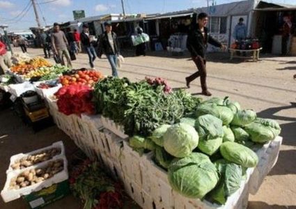 الاحتلال يهدم بسطات خضار ويستولي على منشار حجر قرب حاجز "الجلمة" العسكري