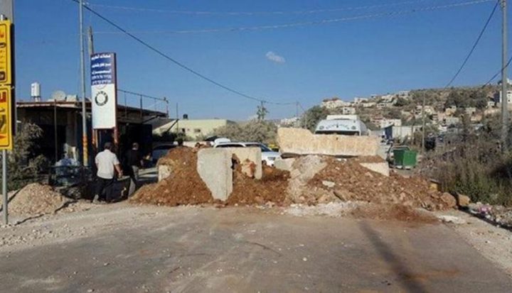 الاحتلال يغلق طريقا بالسواتر الترابية جنوب بيت لحم