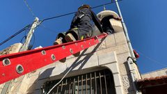 إصابة خطيرة لشخص سقط عن ارتفاع بالرملة