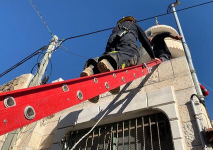 إصابة خطيرة لشخص سقط عن ارتفاع بالرملة