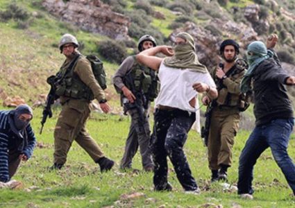 الخليل:مستوطنون يعتدون على مواطنين بغاز الفلفل