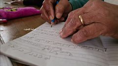 سيدات من كبار السن يجتمعن ثلاثة ايام اسبوعيا في مركز لرعايتهم بغزة للعمل في التطريز وتنظيم حلقات الذكر ومحو الامية