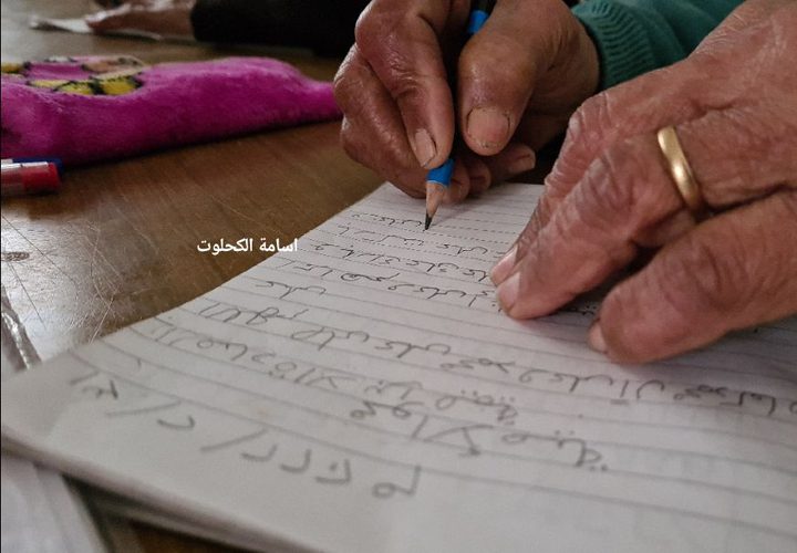 سيدات من كبار السن يجتمعن ثلاثة ايام اسبوعيا في مركز لرعايتهم بغزة للعمل في التطريز وتنظيم حلقات الذكر ومحو الامية