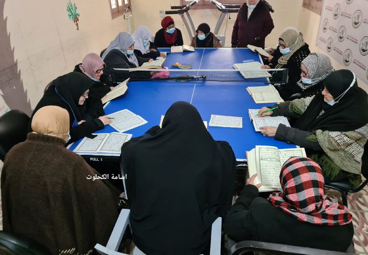 سيدات من كبار السن يجتمعن ثلاثة ايام اسبوعيا في مركز لرعايتهم بغزة للعمل في التطريز وتنظيم حلقات الذكر ومحو الامية