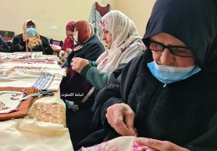 سيدات من كبار السن يجتمعن ثلاثة ايام اسبوعيا في مركز لرعايتهم بغزة للعمل في التطريز وتنظيم حلقات الذكر ومحو الامية