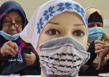 سيدات من كبار السن يجتمعن ثلاثة ايام اسبوعيا في مركز لرعايتهم بغزة للعمل في التطريز وتنظيم حلقات الذكر ومحو الامية