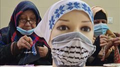 سيدات من كبار السن يجتمعن ثلاثة ايام اسبوعيا في مركز لرعايتهم بغزة للعمل في التطريز وتنظيم حلقات الذكر ومحو الامية