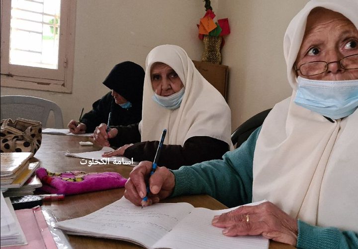 سيدات من كبار السن يجتمعن ثلاثة ايام اسبوعيا في مركز لرعايتهم بغزة للعمل في التطريز وتنظيم حلقات الذكر ومحو الامية