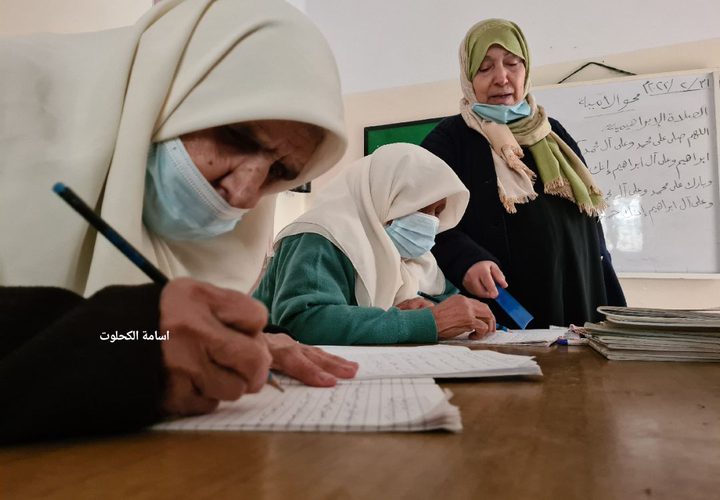 سيدات من كبار السن يجتمعن ثلاثة ايام اسبوعيا في مركز لرعايتهم بغزة للعمل في التطريز وتنظيم حلقات الذكر ومحو الامية