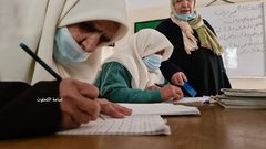 سيدات من كبار السن يجتمعن ثلاثة ايام اسبوعيا في مركز لرعايتهم بغزة للعمل في التطريز وتنظيم حلقات الذكر ومحو الامية